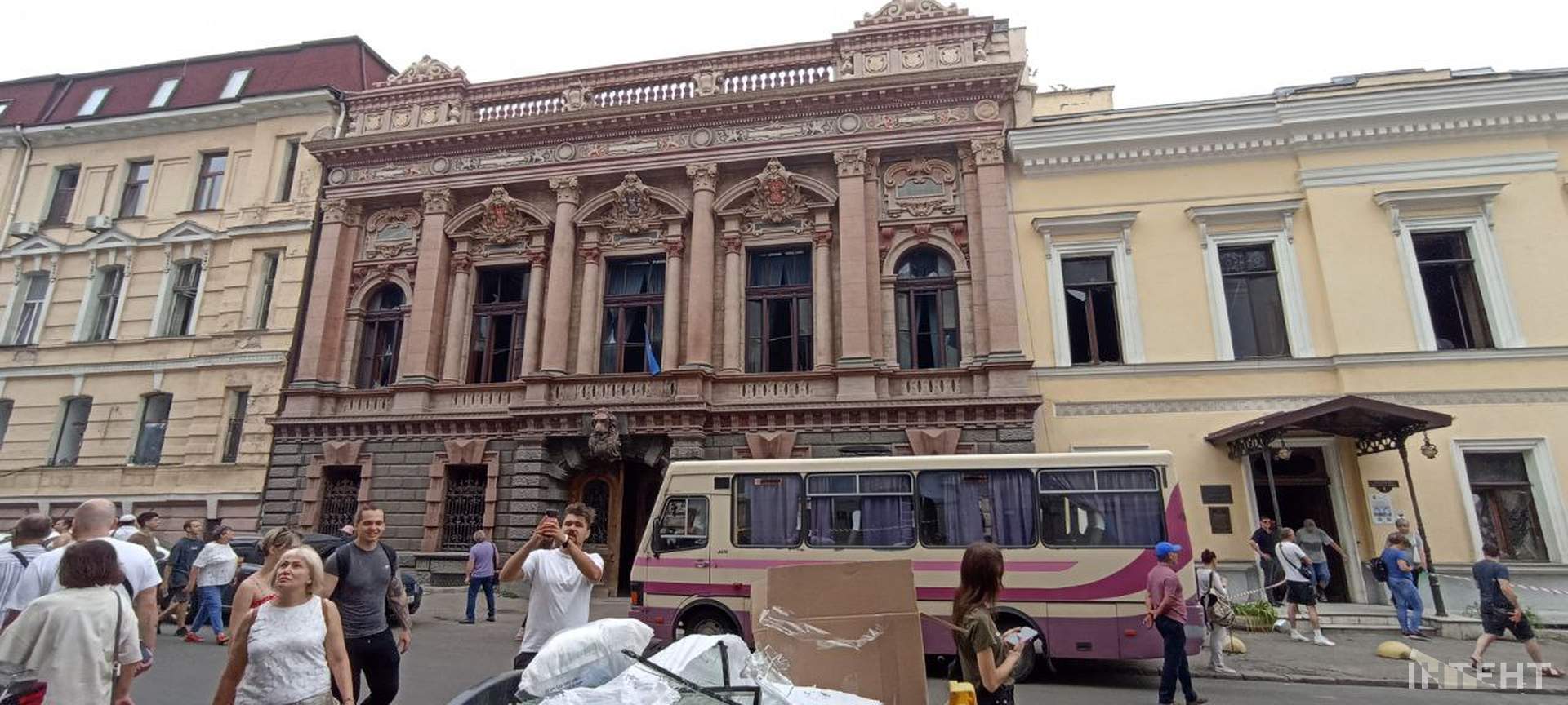 Наслідки нічної атаки росіян по Одесі в світлинах Інтента