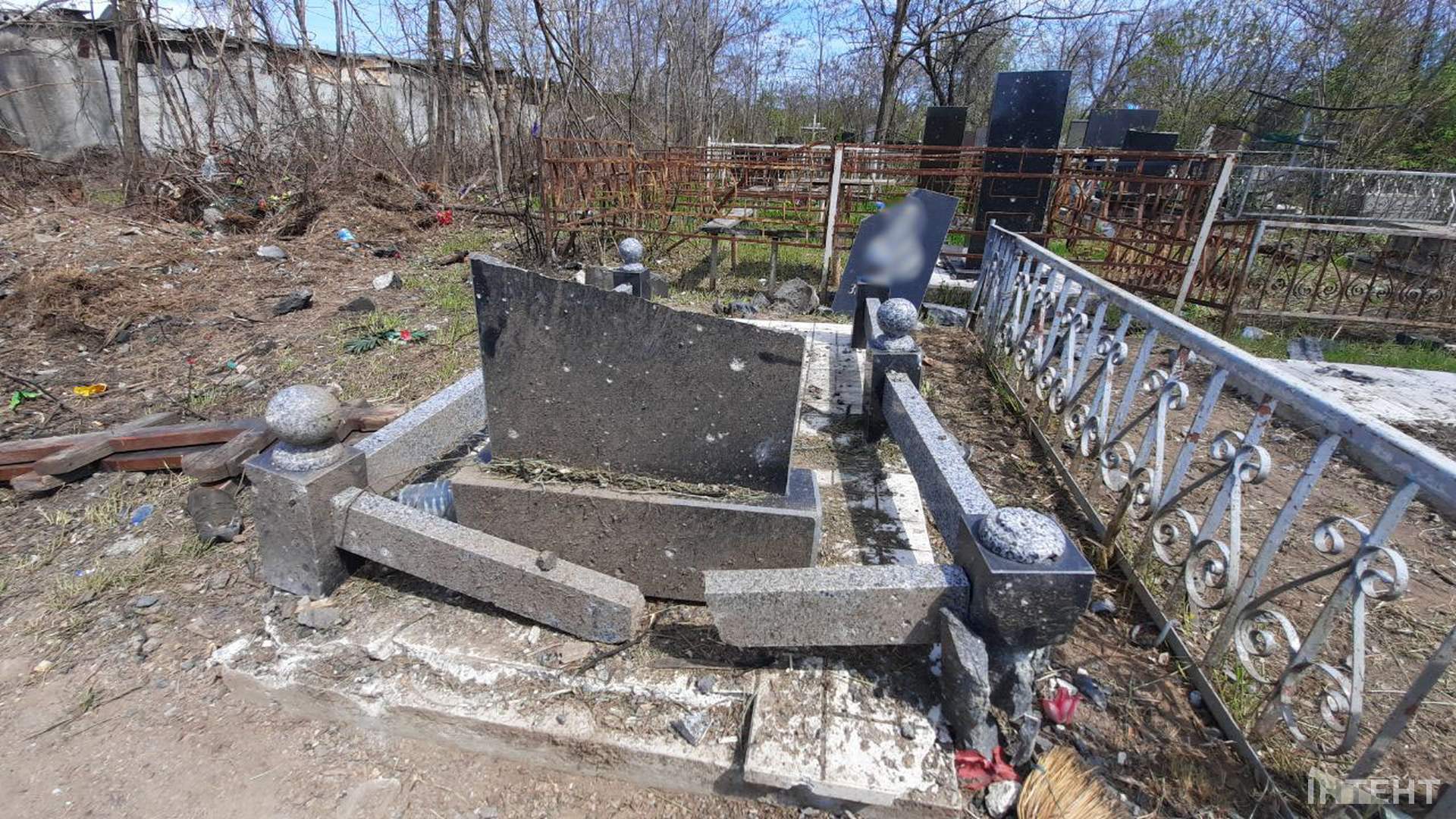 Як виглядає частина одеського кладовища, куди влучила російська ракета
