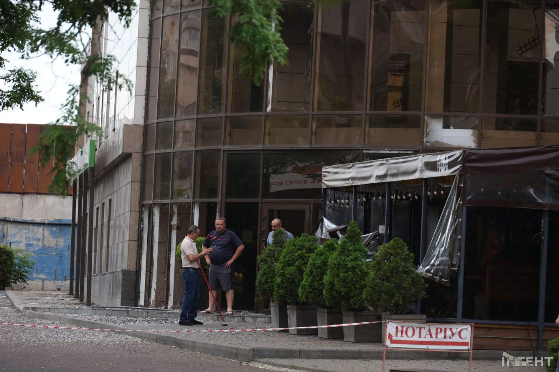 Наслідки влучання дрону в багатоповерхівку в Одесі у світлинах Інтента