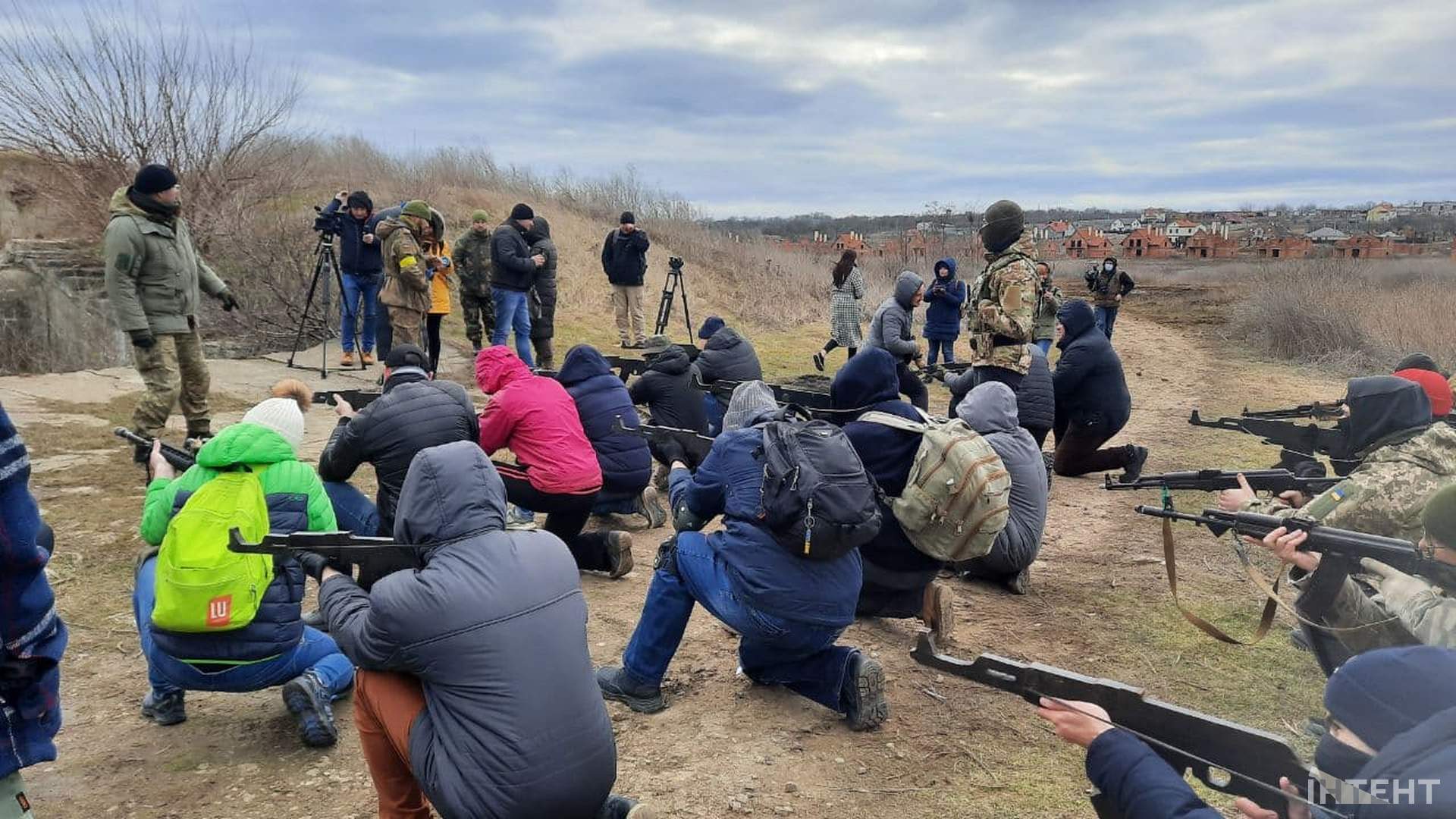 Не панікуй! Готуйся: в Одесі навчали цивільне населення поводитись зі зброєю