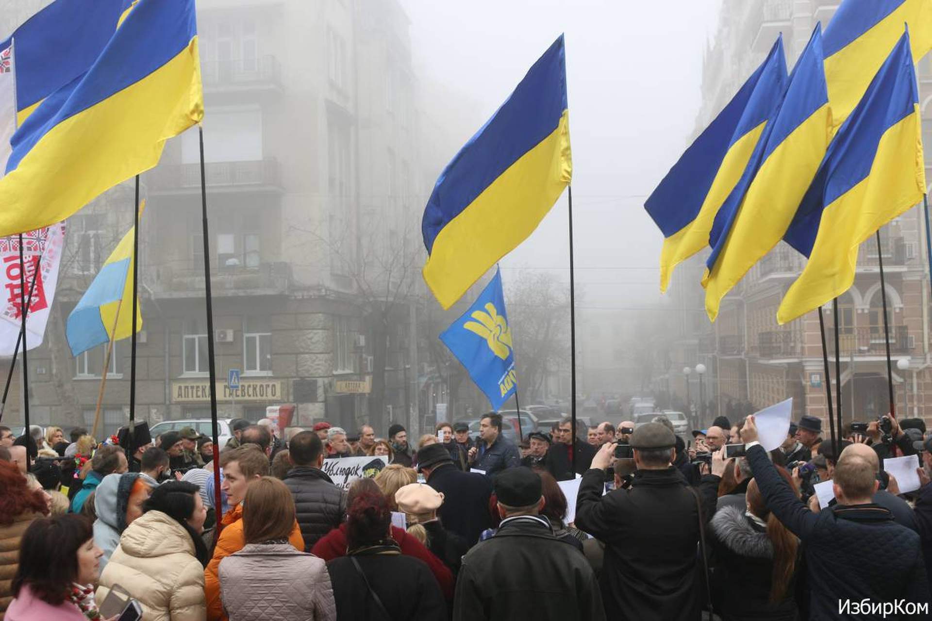 Одесситы принесли цветы к памятнику Шевченко и потребовали освободить Савченко