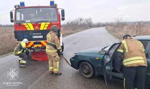 На Херсонщині автівки з'їхали з дороги у кювет