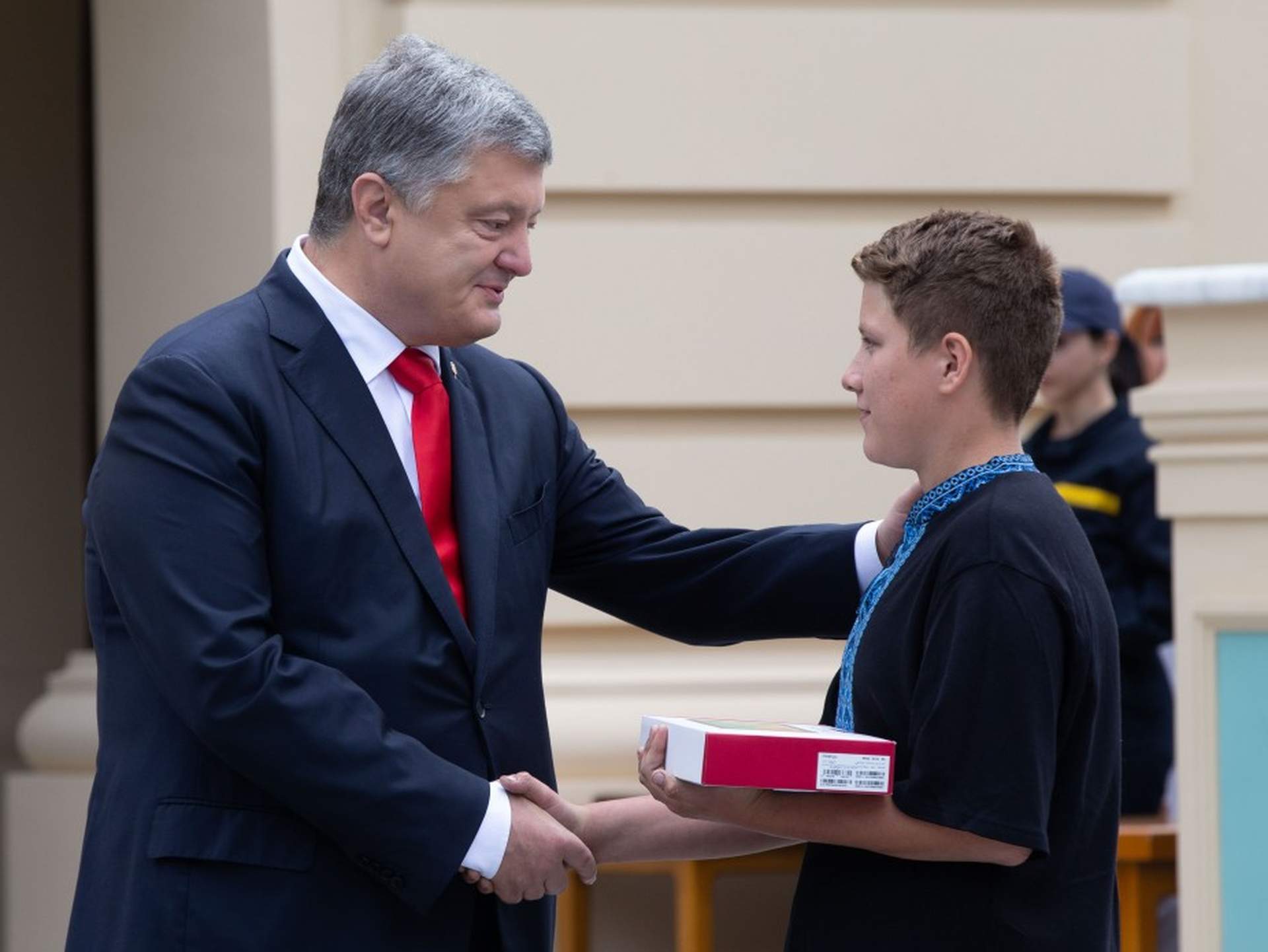 Президент наградил подростков из Одессы, спасавших детей в «Виктории»