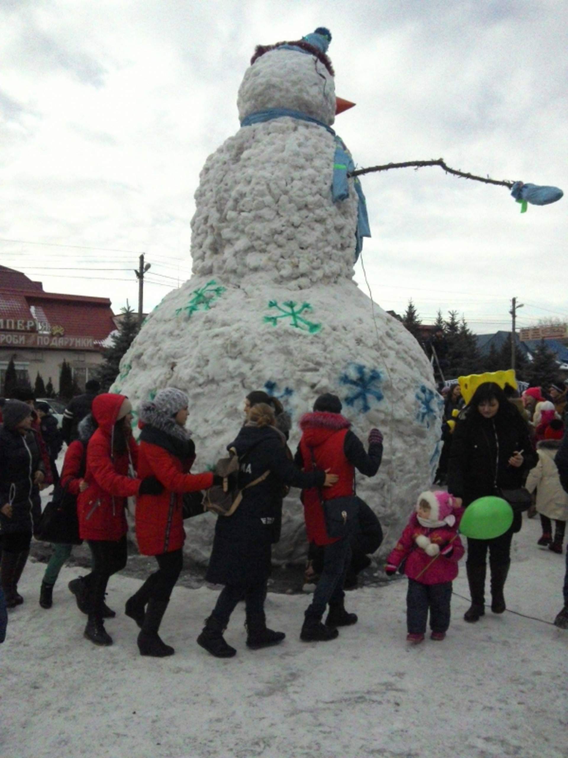 В Одесской области слепили рекордного снеговика