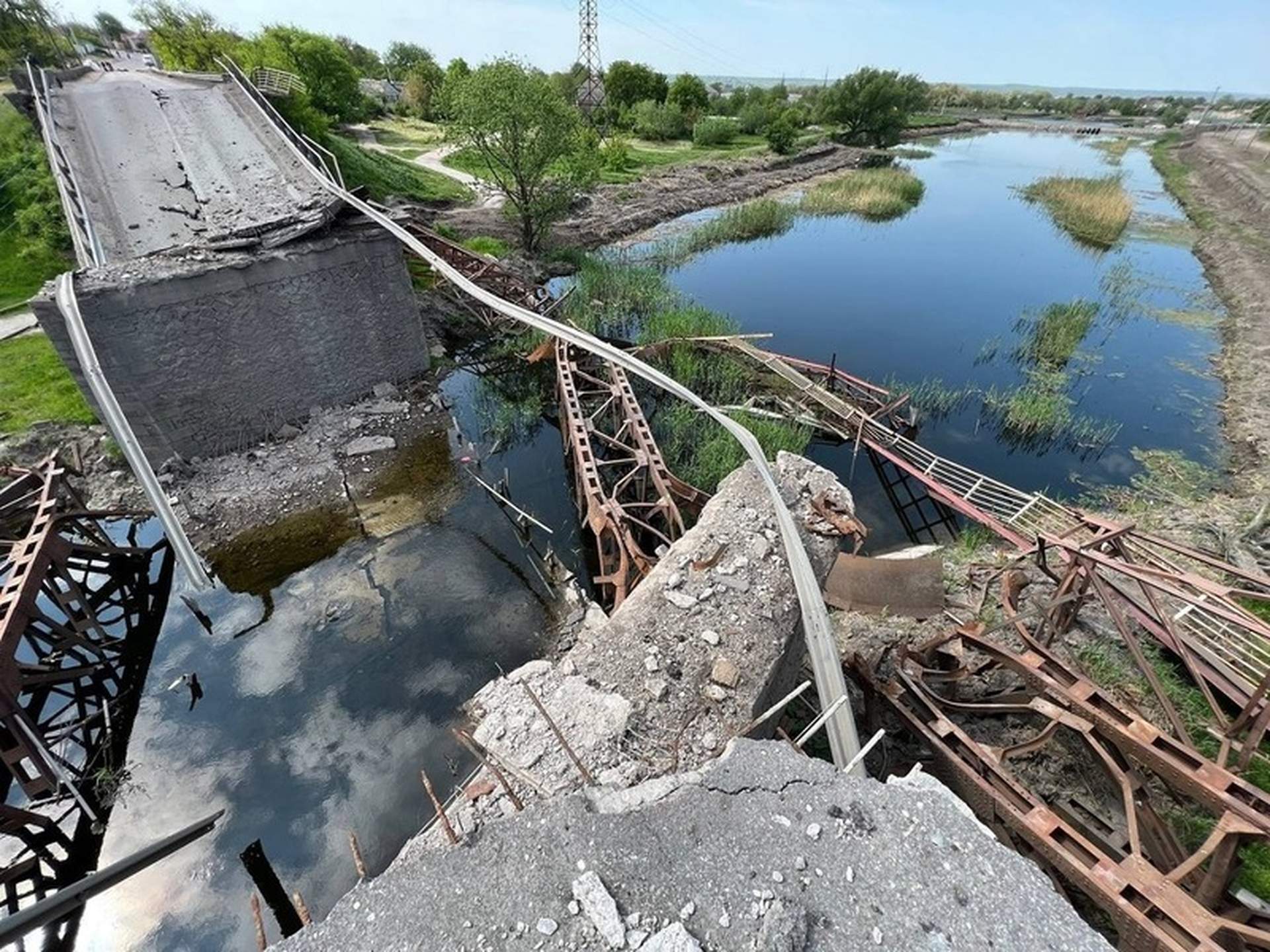 Зруйнований міст у Вознесенську заблокував баржі з зерном