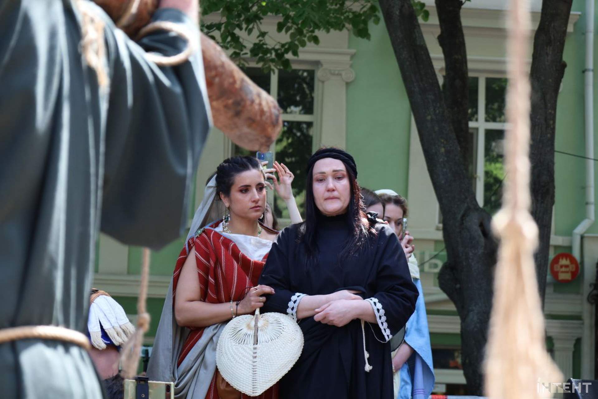 У перерві між тривогами в Одесі розіп'яли Христа (фотогалерея)