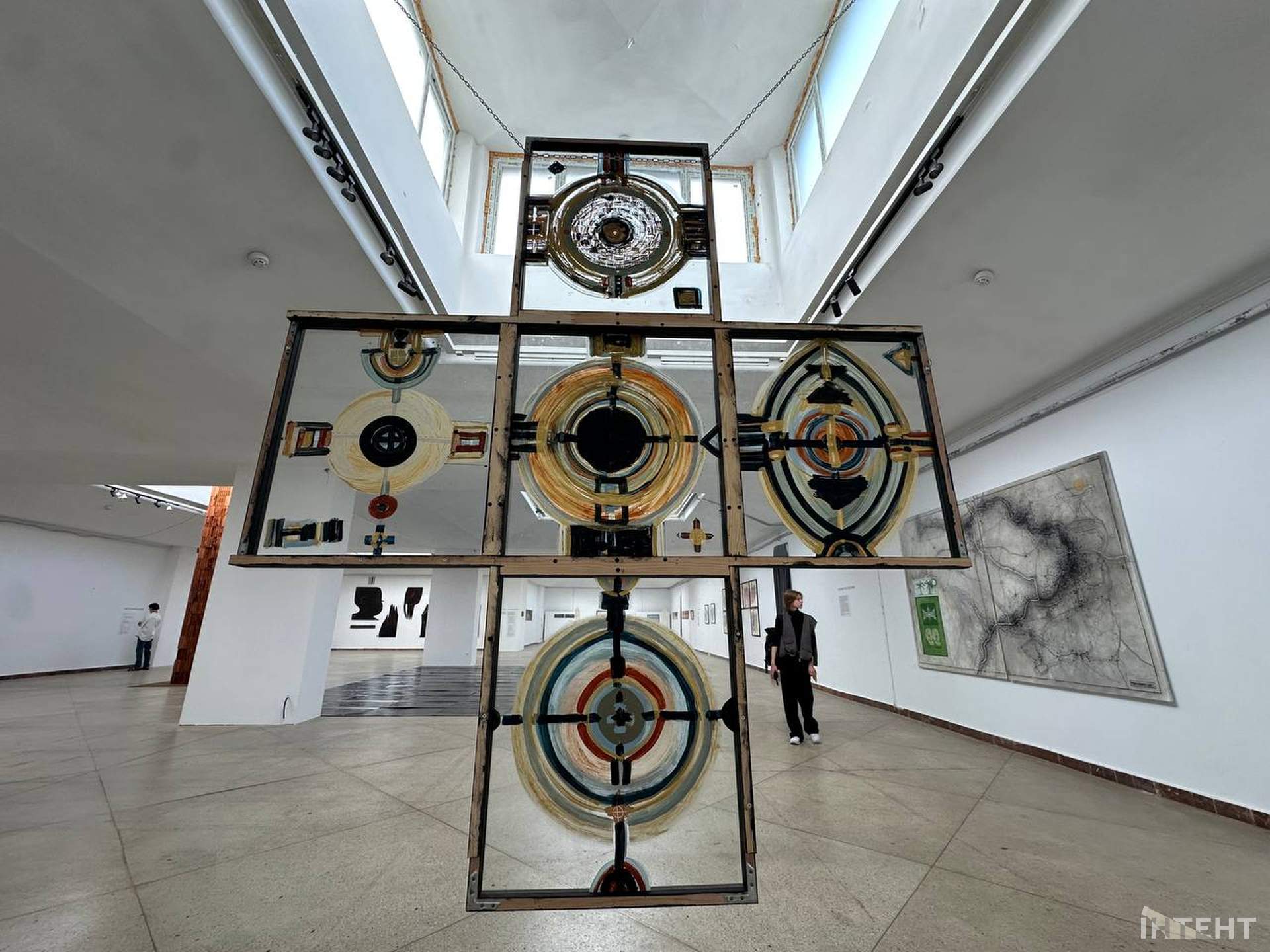 Є й одесити: у Львові стартувала художня виставка на три поверхи