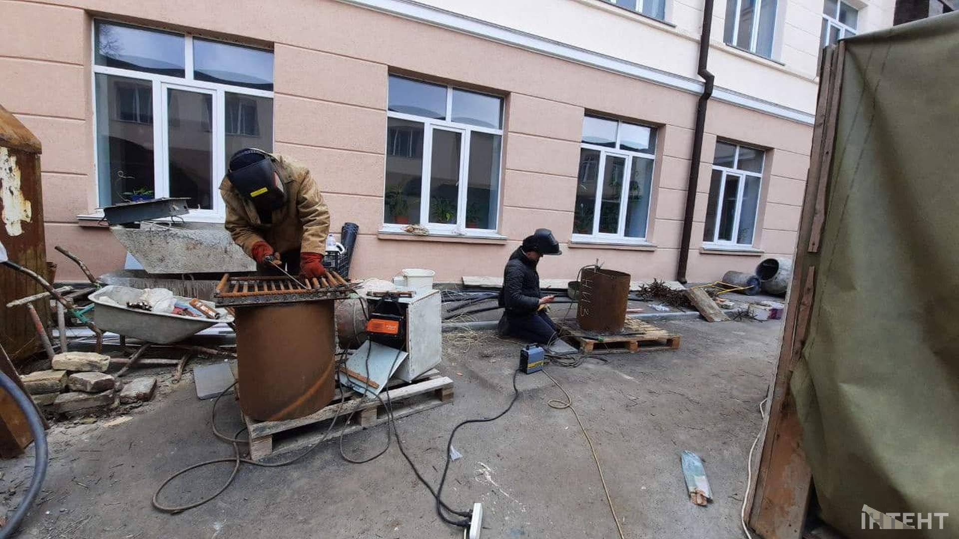Одеські волонтери роблять пічки-буржуйки для військових