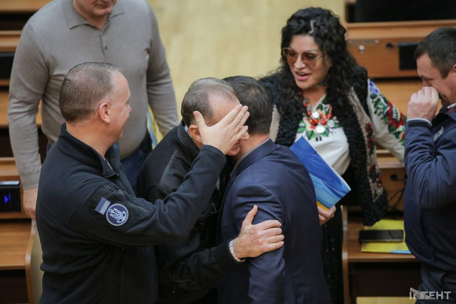 Шрапнель та невдалий перформанс: світлини з сесії Одеської облради