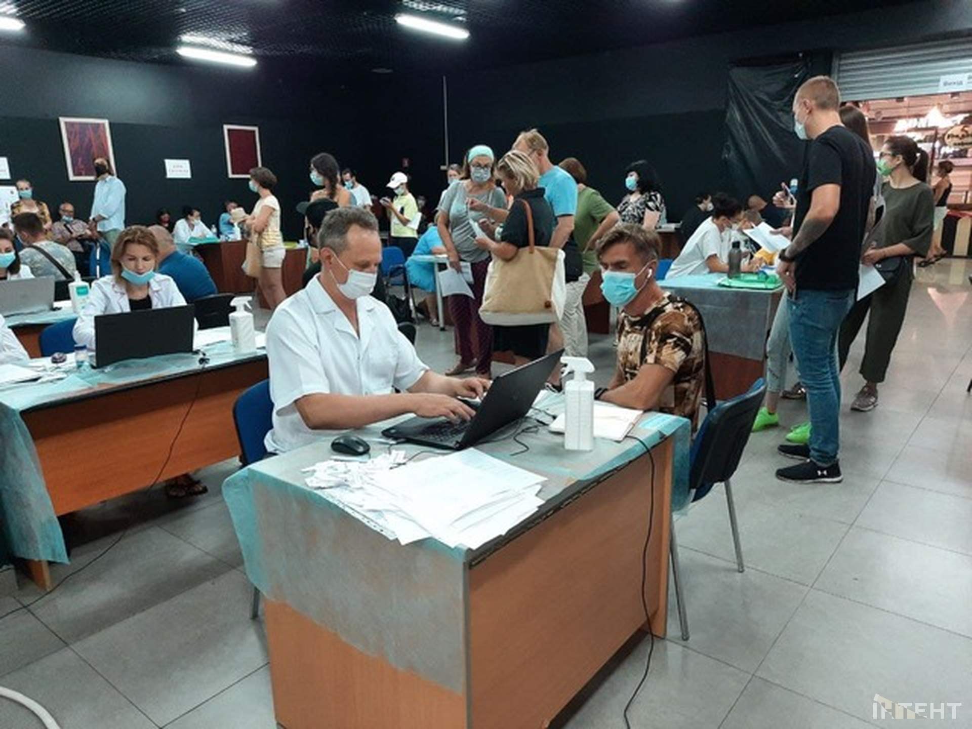 Вакцинація в Одесі: 500-й щеплений, ранкові черги й домашні улюбленці