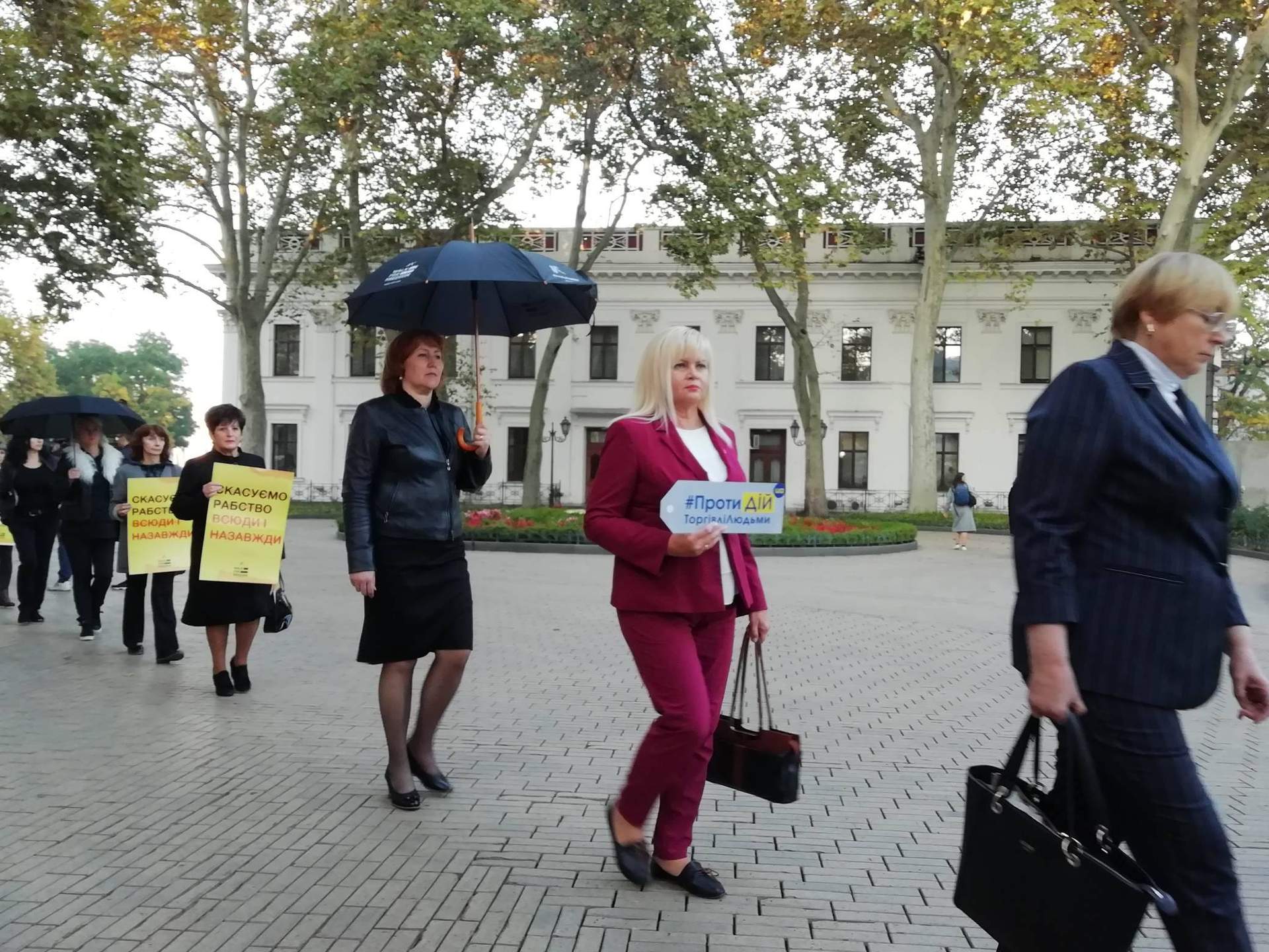 У чорному та з парасолями: в Одесі пройшла акція проти торгівлі людьми