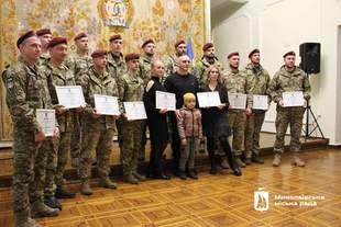 У Миколаєві привітали десантників та нагородили захисників міста