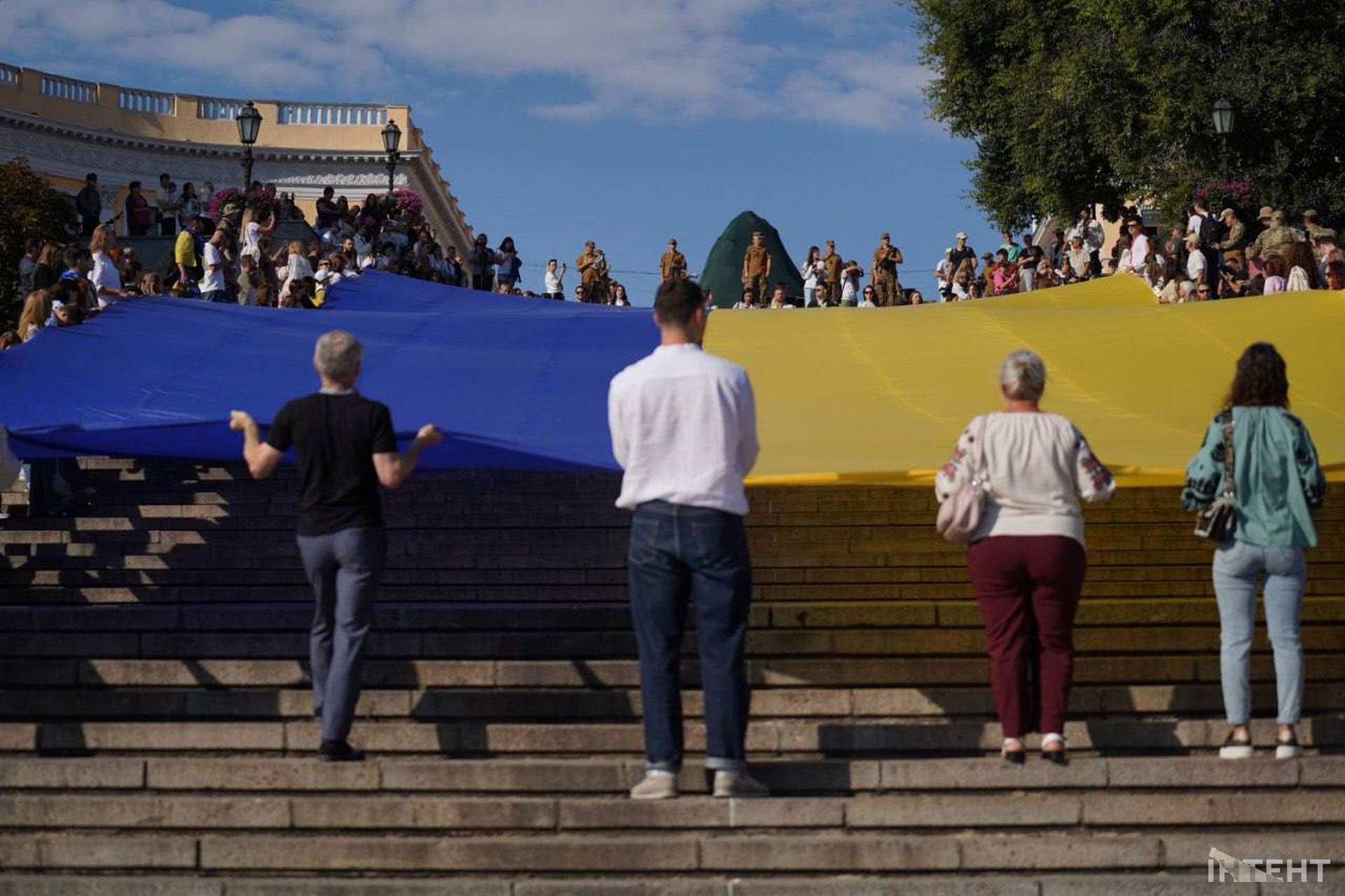 В Одесі розгорнули 34-метровий прапор України до Дня Незалежності