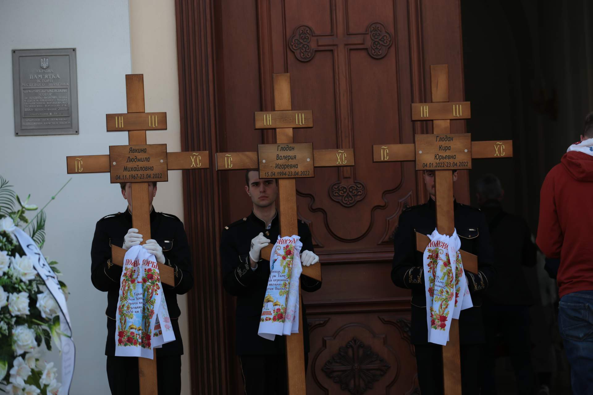 В Одесі попрощалися із вбитими російською ракетою немовлям, його мамою та бабусею