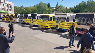 Перевозчики пригнали более десятка автобусов к Одесской ОГА для акции протеста