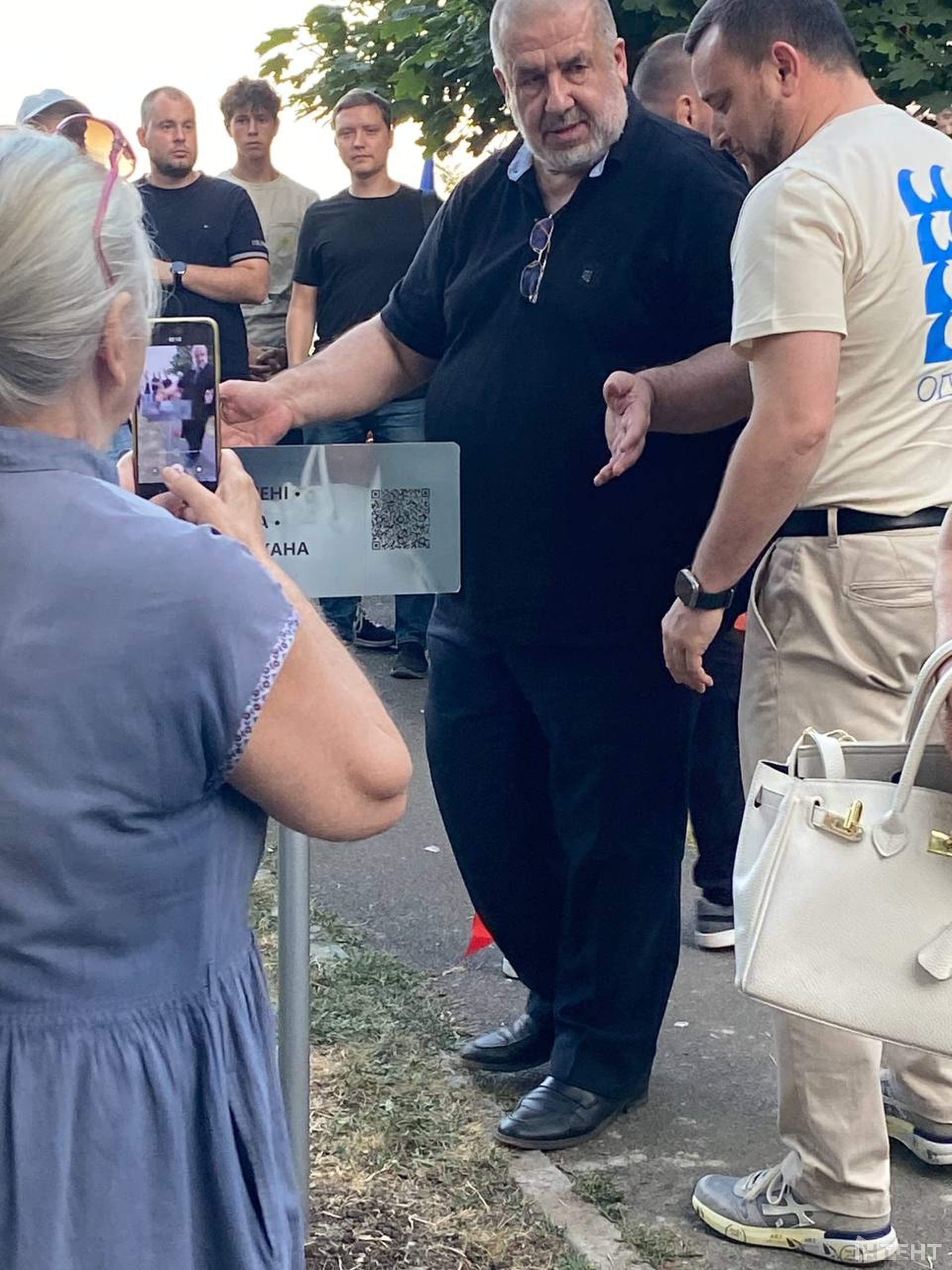 У сквері Челебіджіхана в Одесі встановили пам'ятну табличку на його честь