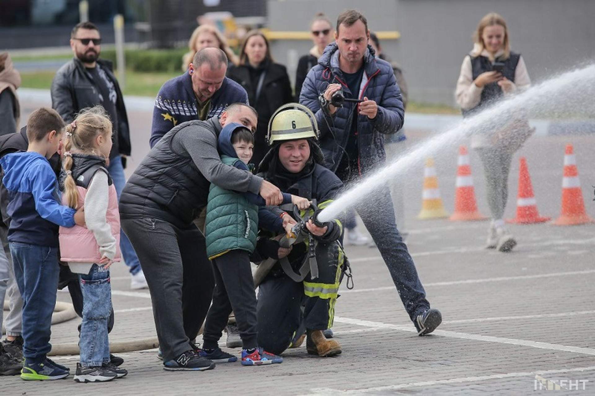 Одеситам розповіли про небезпечні предмети та вчили гасити пожежі
