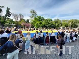 В Одессе развернули большой флаг Украины