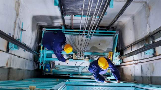 Repair of elevators. PHOTO: lift.kiev.ua