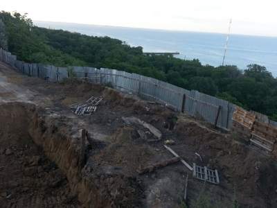 Застройщики срезают склон возле одесского ботанического сада: достопримечательности грозит обрушение