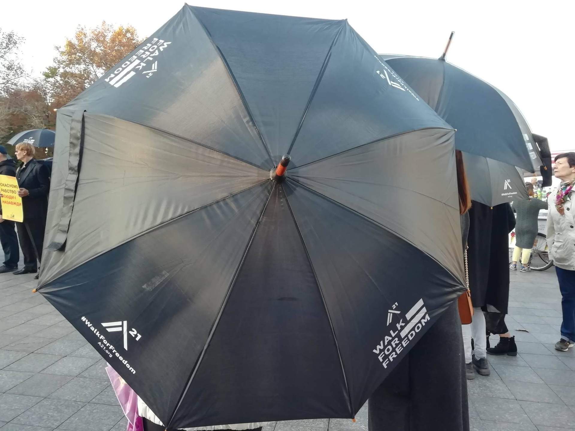 У чорному та з парасолями: в Одесі пройшла акція проти торгівлі людьми