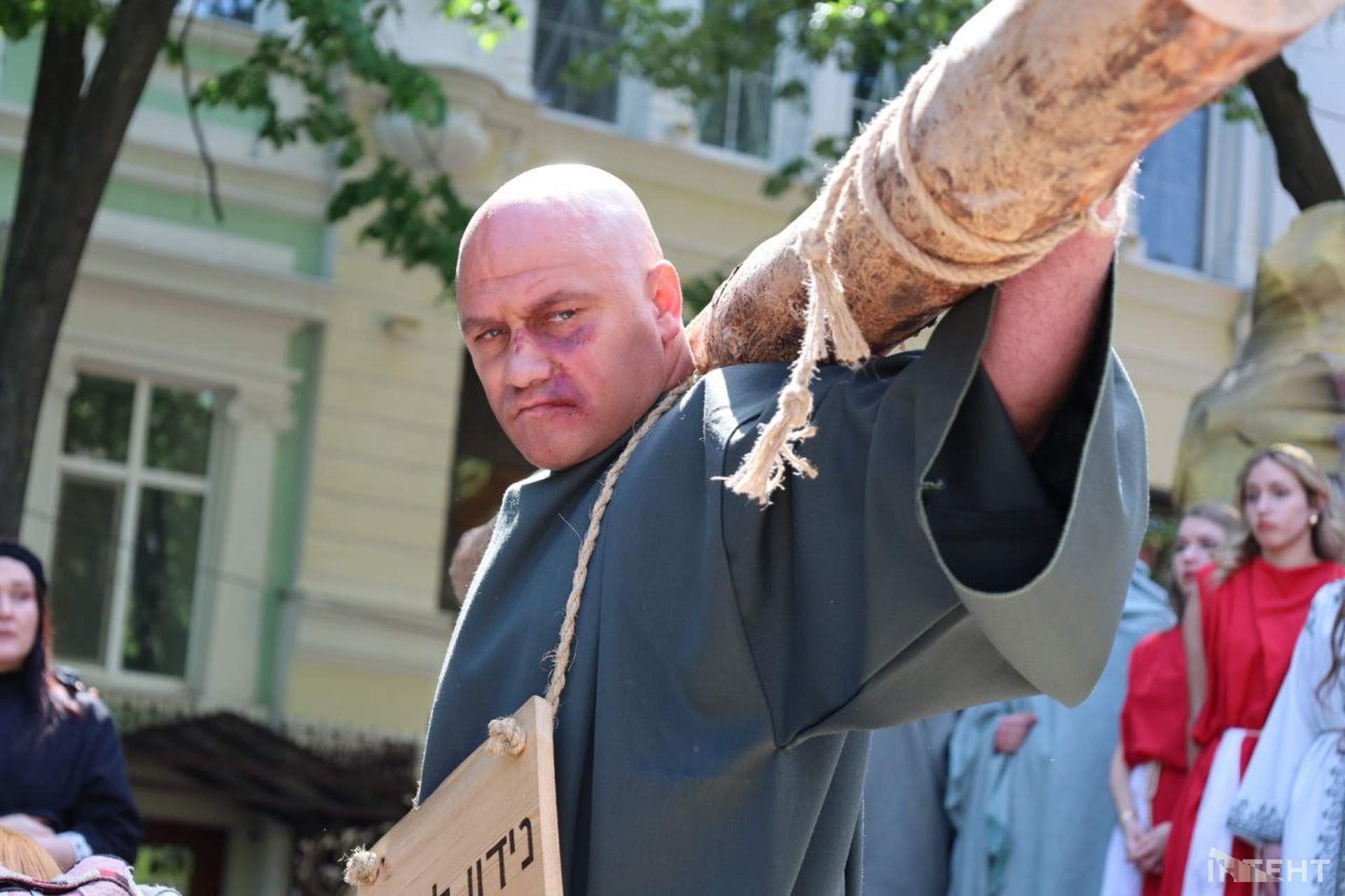 У перерві між тривогами в Одесі розіп'яли Христа (фотогалерея)