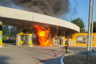 У Херсоні росіяни вдарили по рятувальниках  під час гасіння пожежі на АЗС