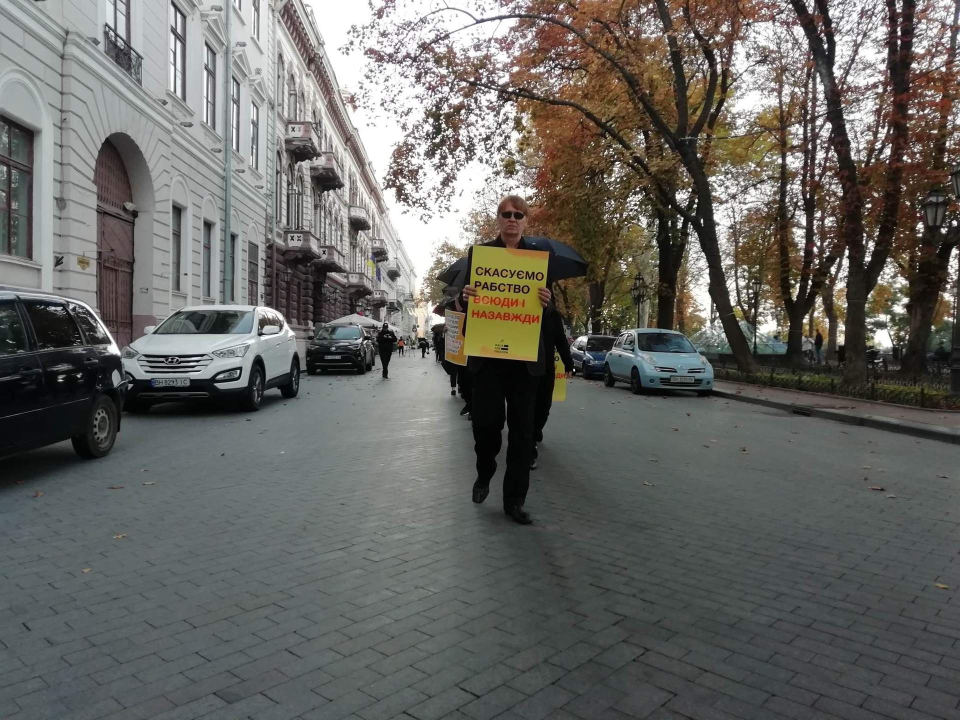 У чорному та з парасолями: в Одесі пройшла акція проти торгівлі людьми