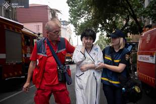 В Одесі під час пожежі в будинку рятувальники евакуювали людей та кота з собакою