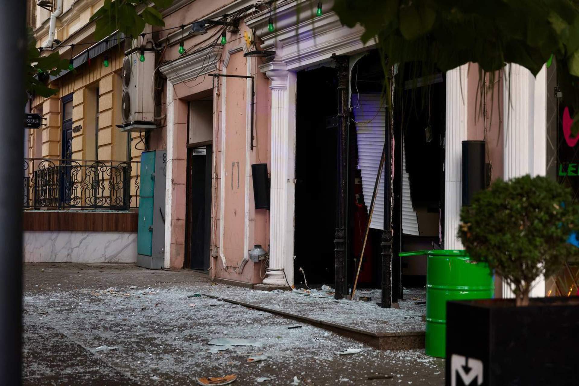 В Одесі після масованої атаки восьмеро постраждалих, згоріли автівки, зруйновані будинки