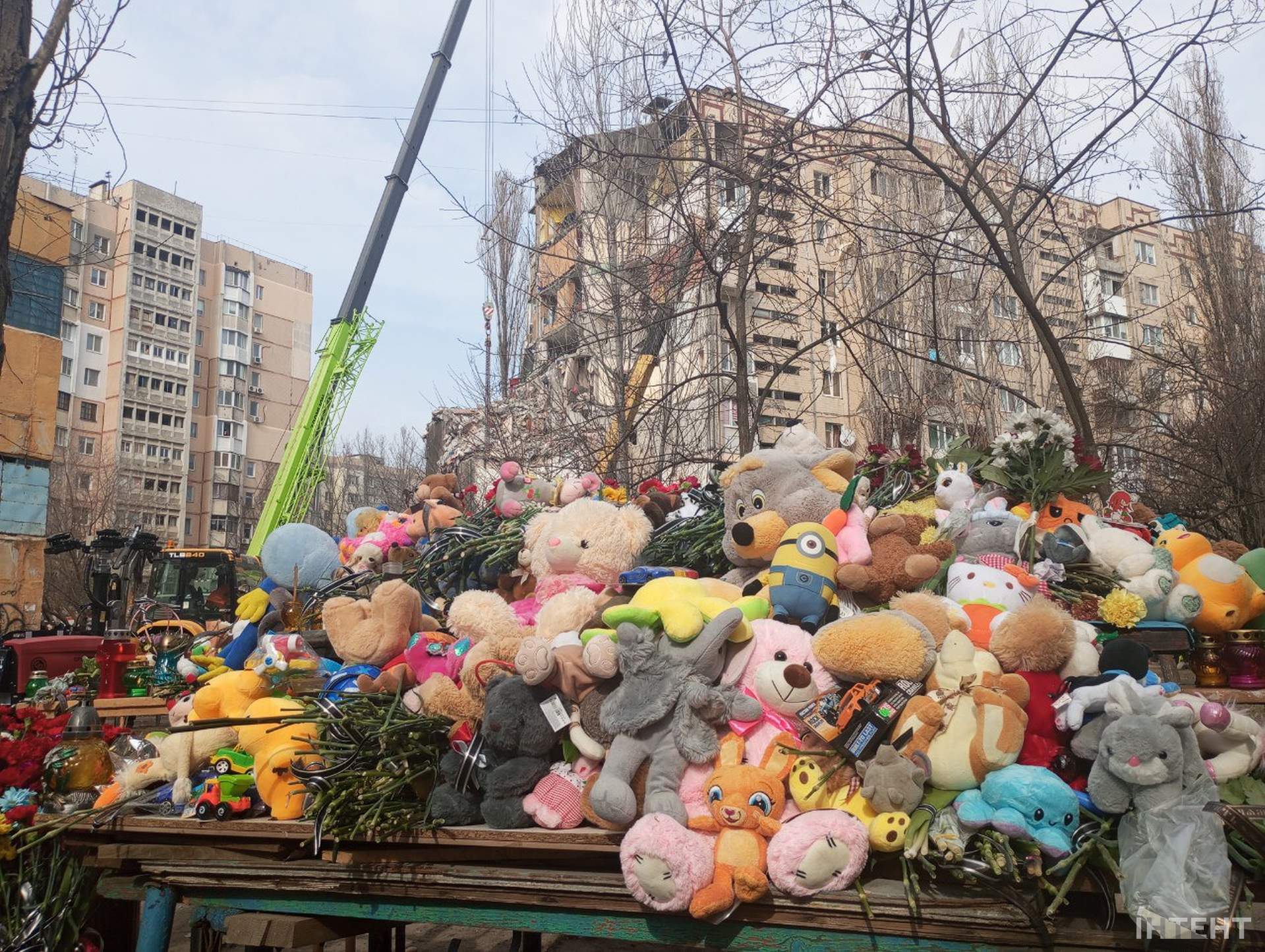 Одесити несуть іграшки та квіти на місце трагедії