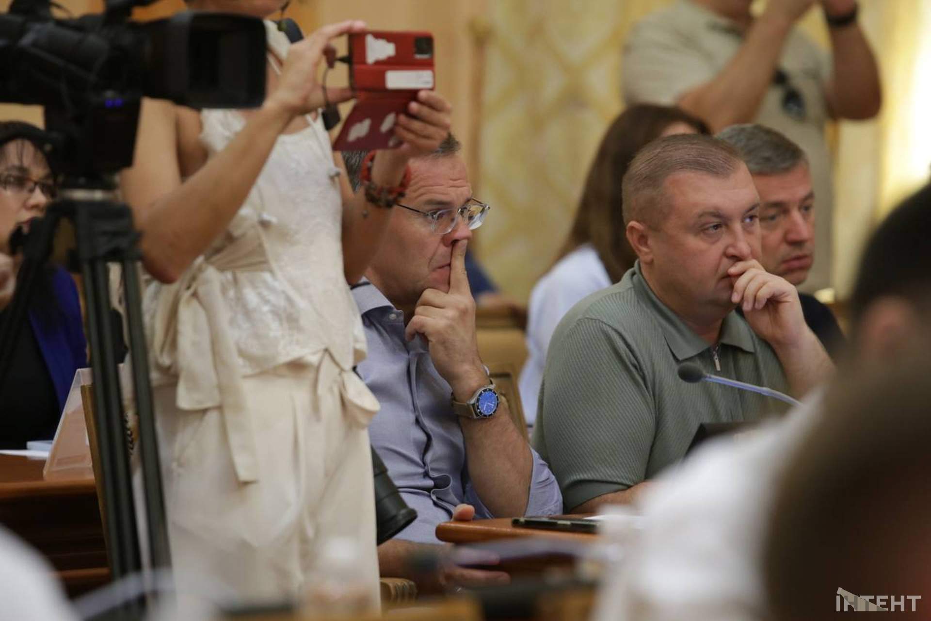 Бурхлива сесія та мітинг у світлинах Інтента