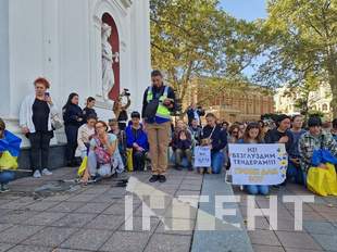 Одесити шосту суботу поспіль зібралися під будівлею мерії на акцію протесту