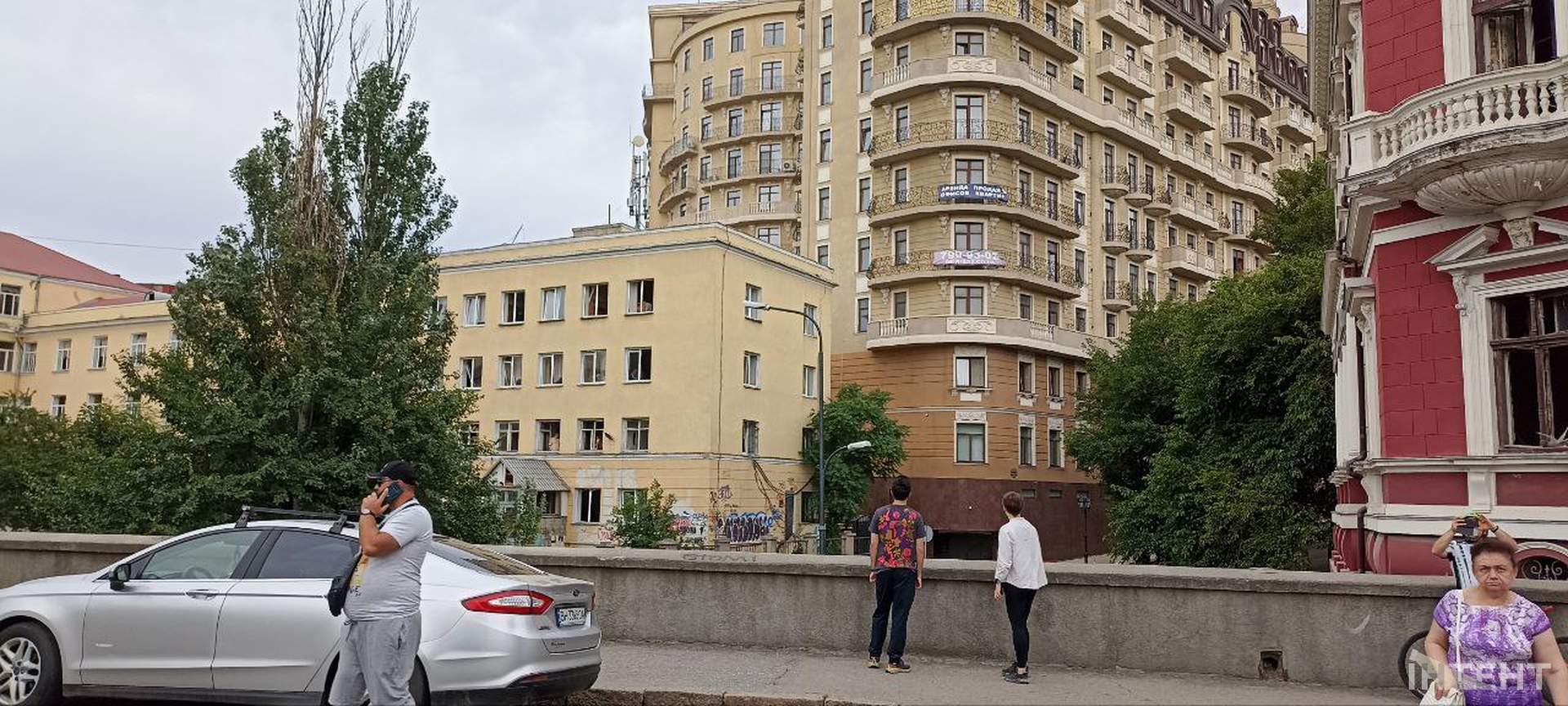 Наслідки нічної атаки росіян по Одесі в світлинах Інтента