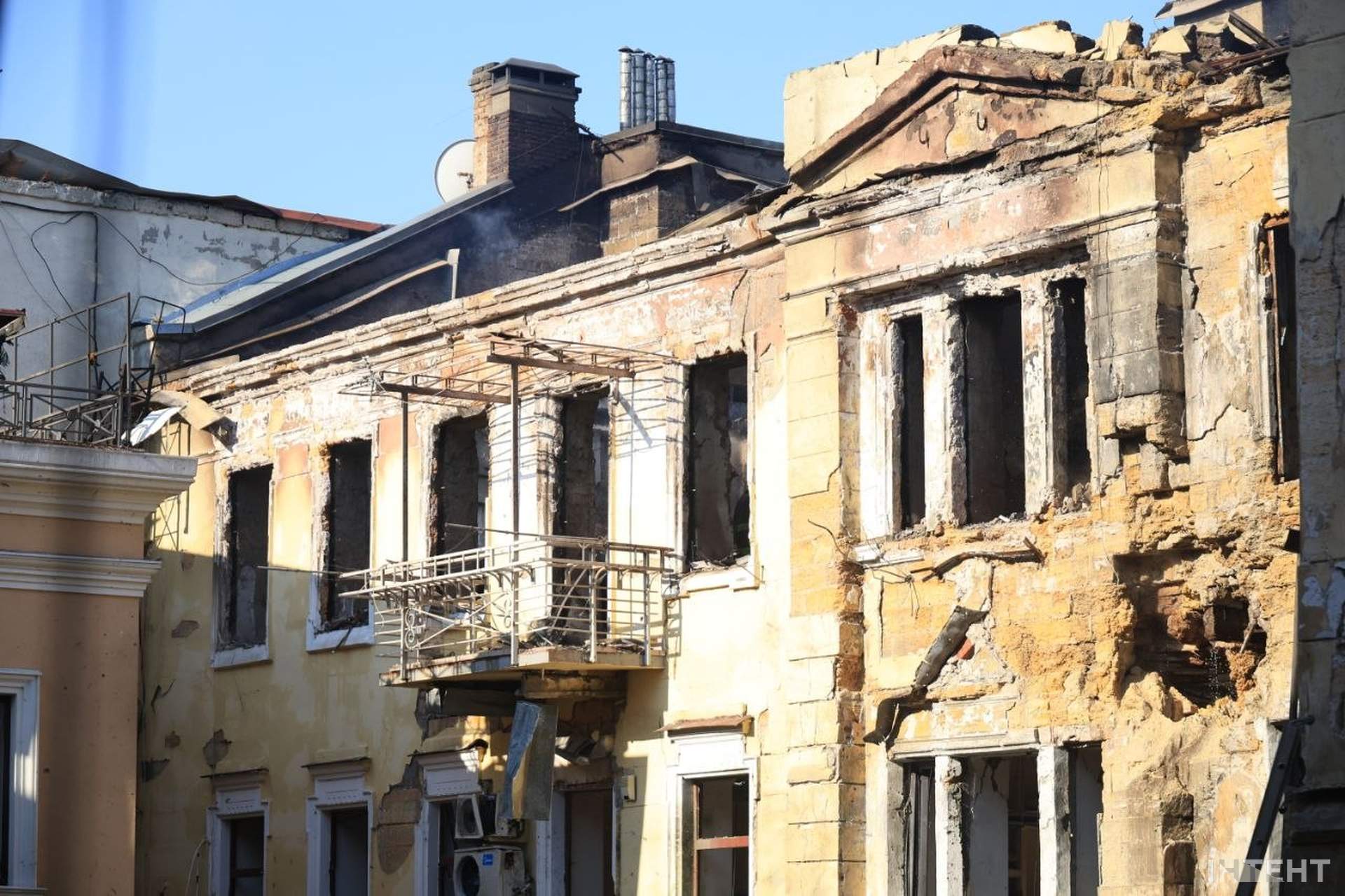 В Одесі після масованої атаки восьмеро постраждалих, згоріли автівки, зруйновані будинки