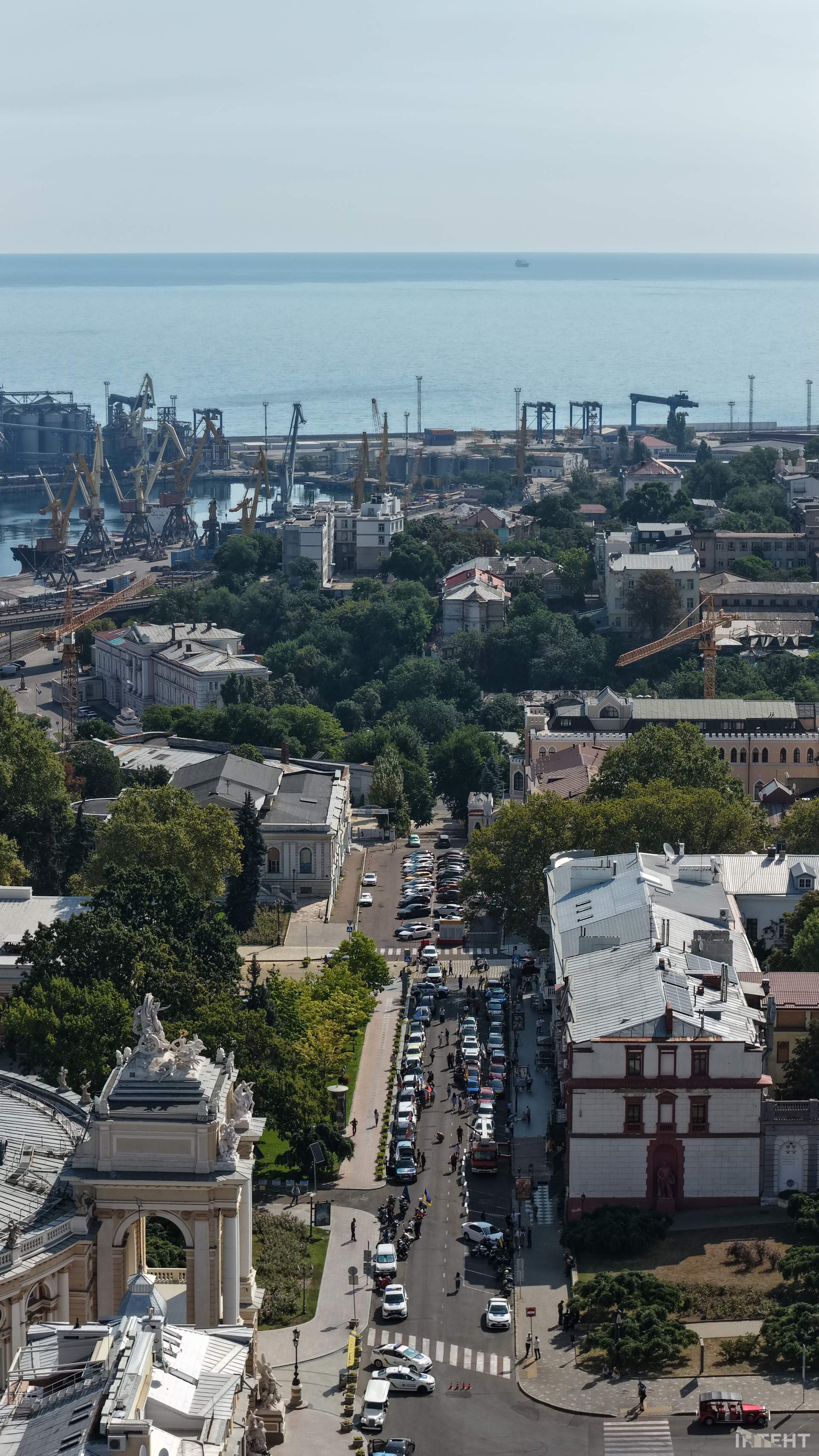 Одесити влаштували автопробіг із прапорами та фаєрами до Дня Незалежності