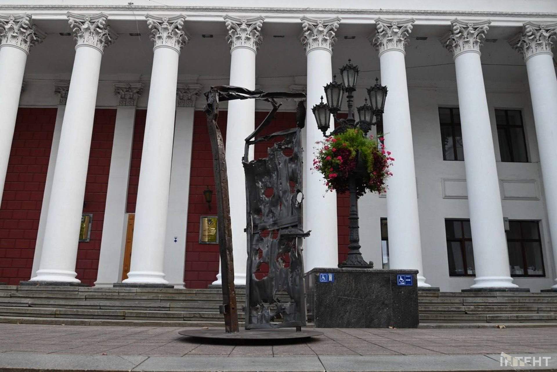 В Одесі перед мерією показали скульптури Реви з металу, пробитого уламками