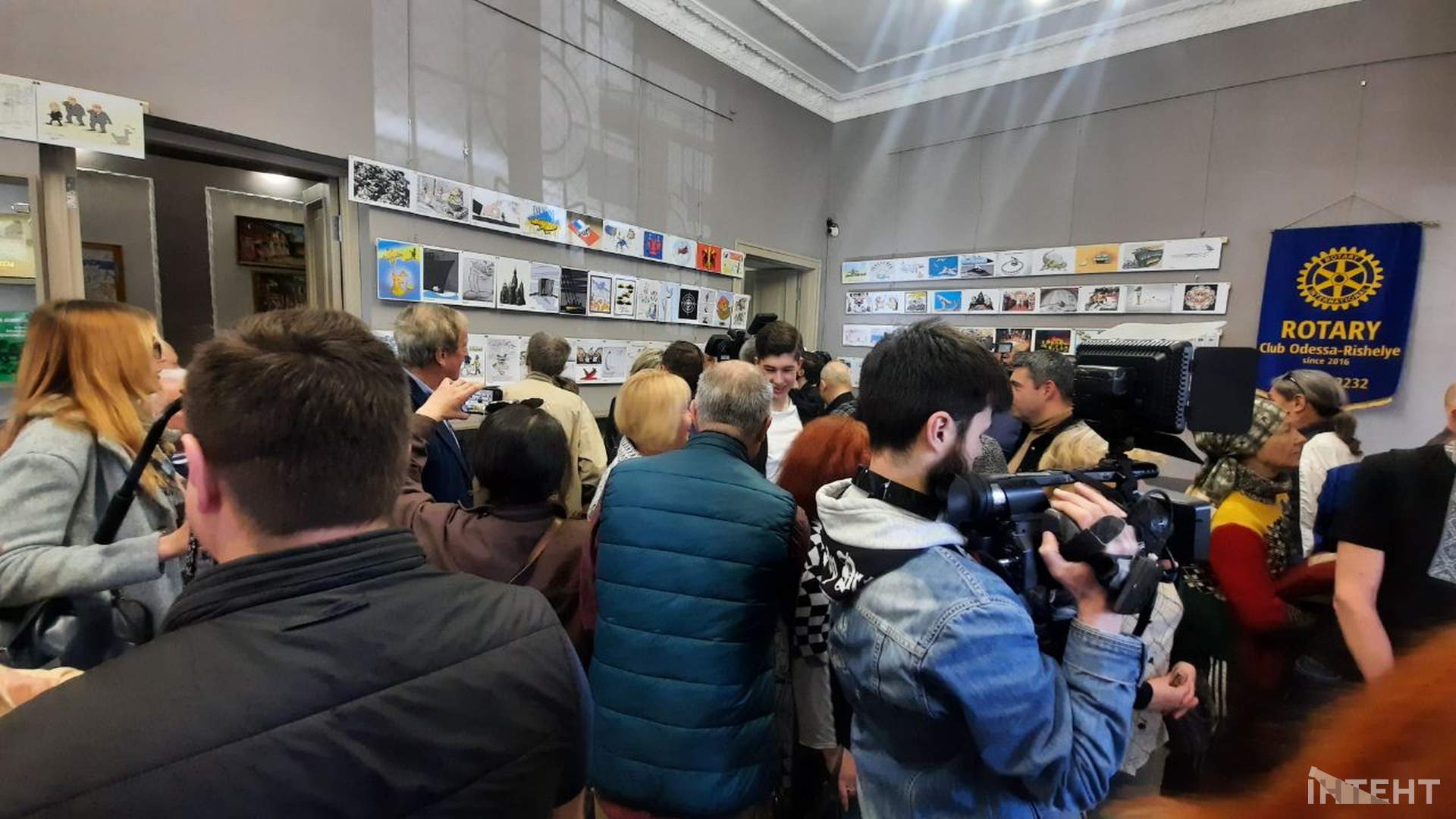 Війна очима карикатуриста: в Одесі презентували роботи понад 40 художників