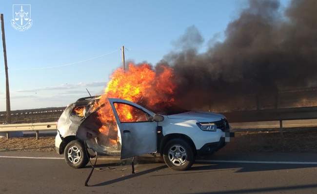 Уражене дроном авто на трасі. ФОТО: pgo.gov.ua