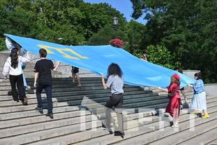 В центре Одессы развернули крымскотатарский флаг