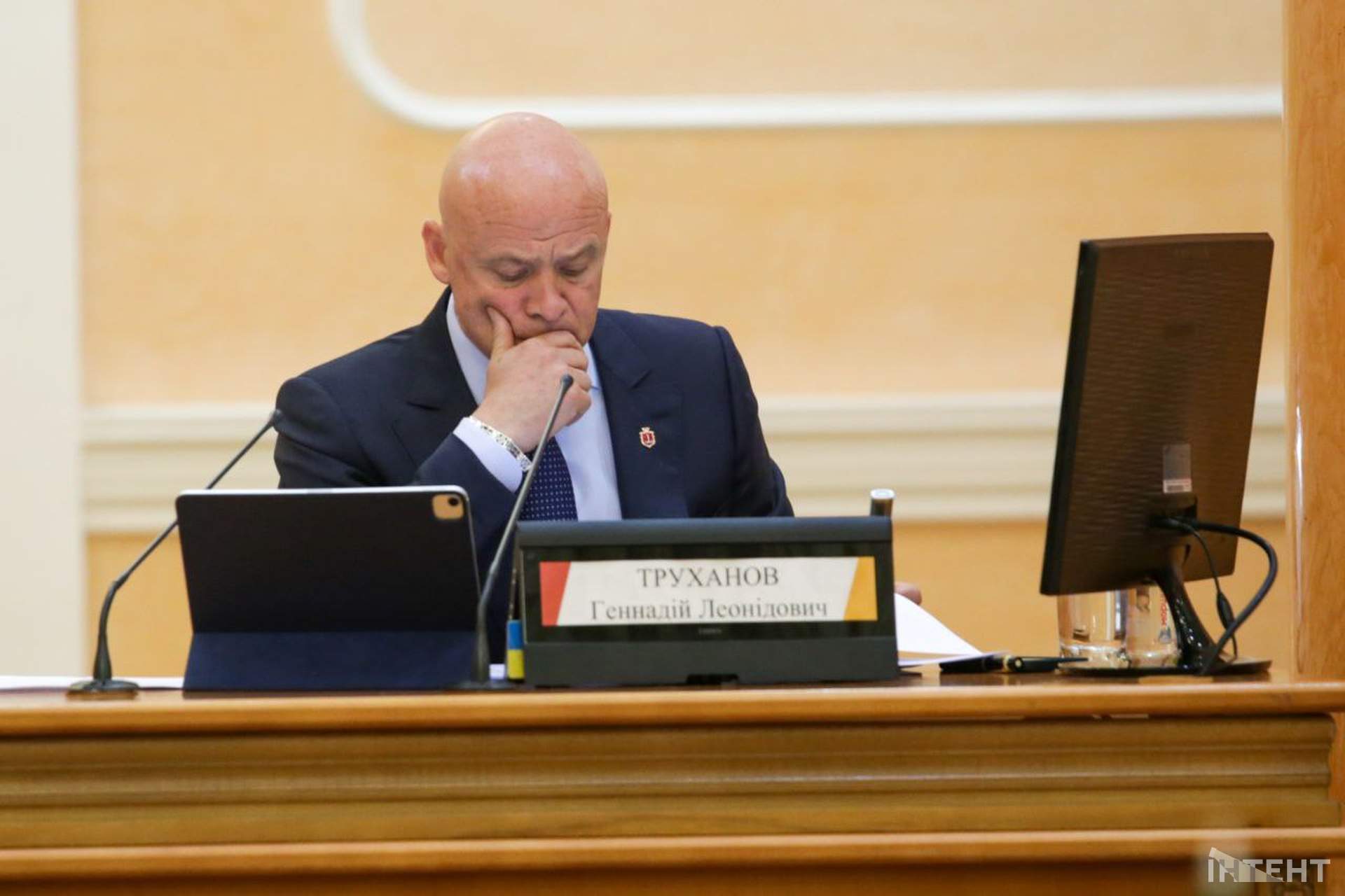 Обличчя та емоції: сесія Одеської міської ради в об'єктиві Інтента