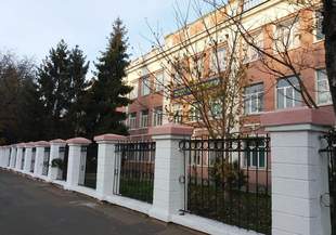 В одній зі шкіл Одеси хочуть ремонтувати дах після російських обстрілів