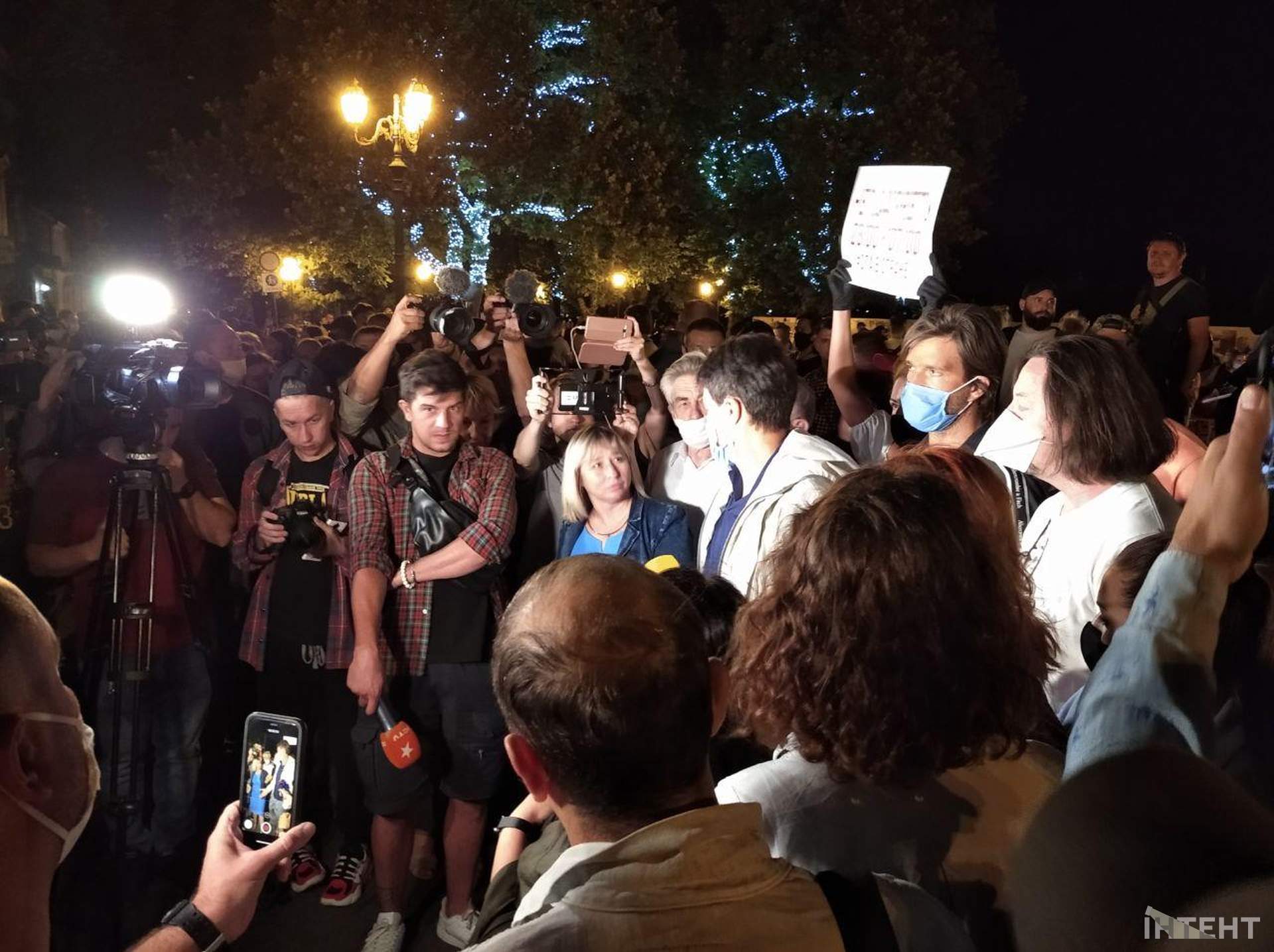 Сотни одесситов протестовали против закрытия вечерних заведений