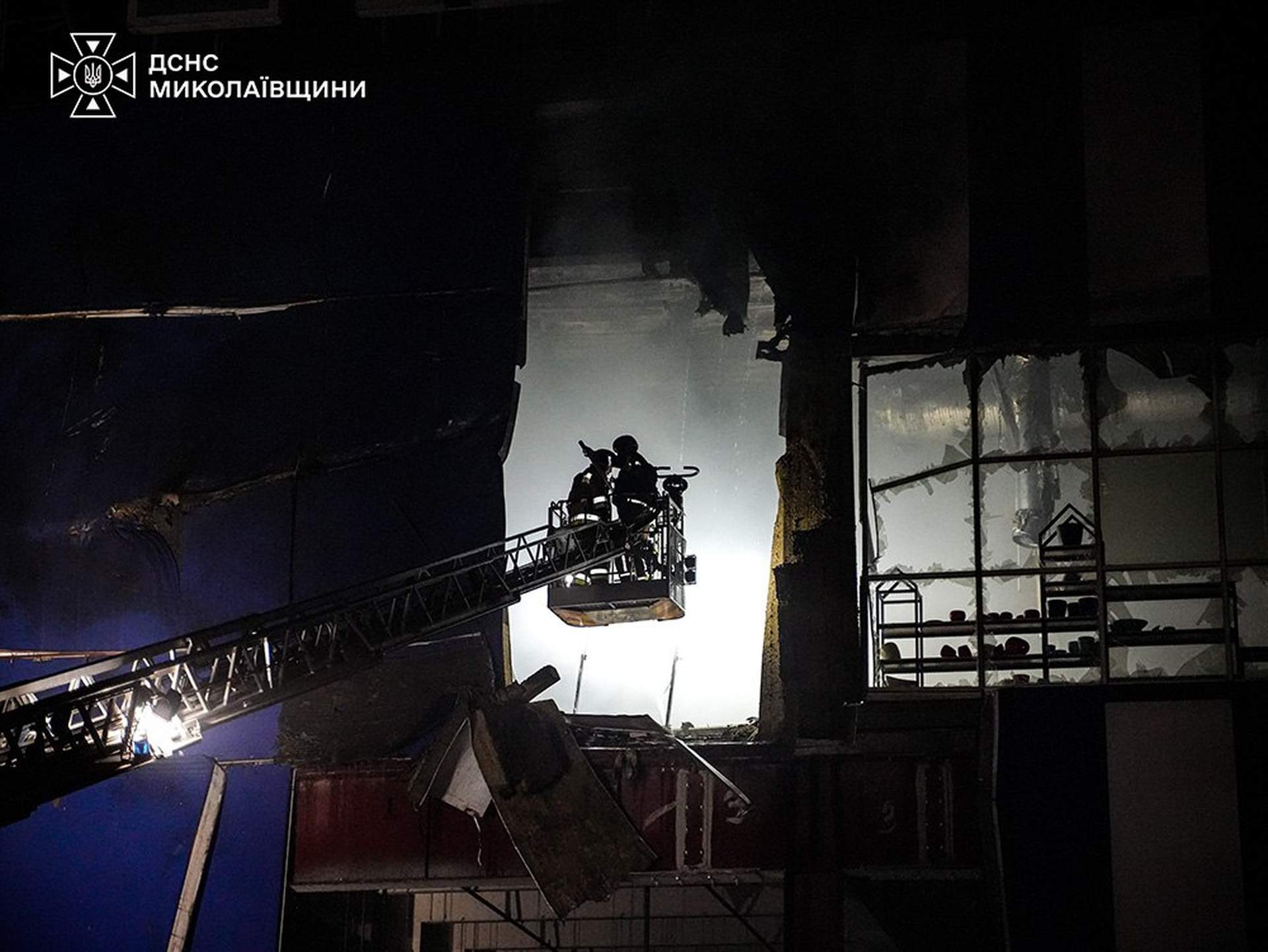 Через атаку рф на Епіцентр у Миколаєві поранило чоловіка та дівчину