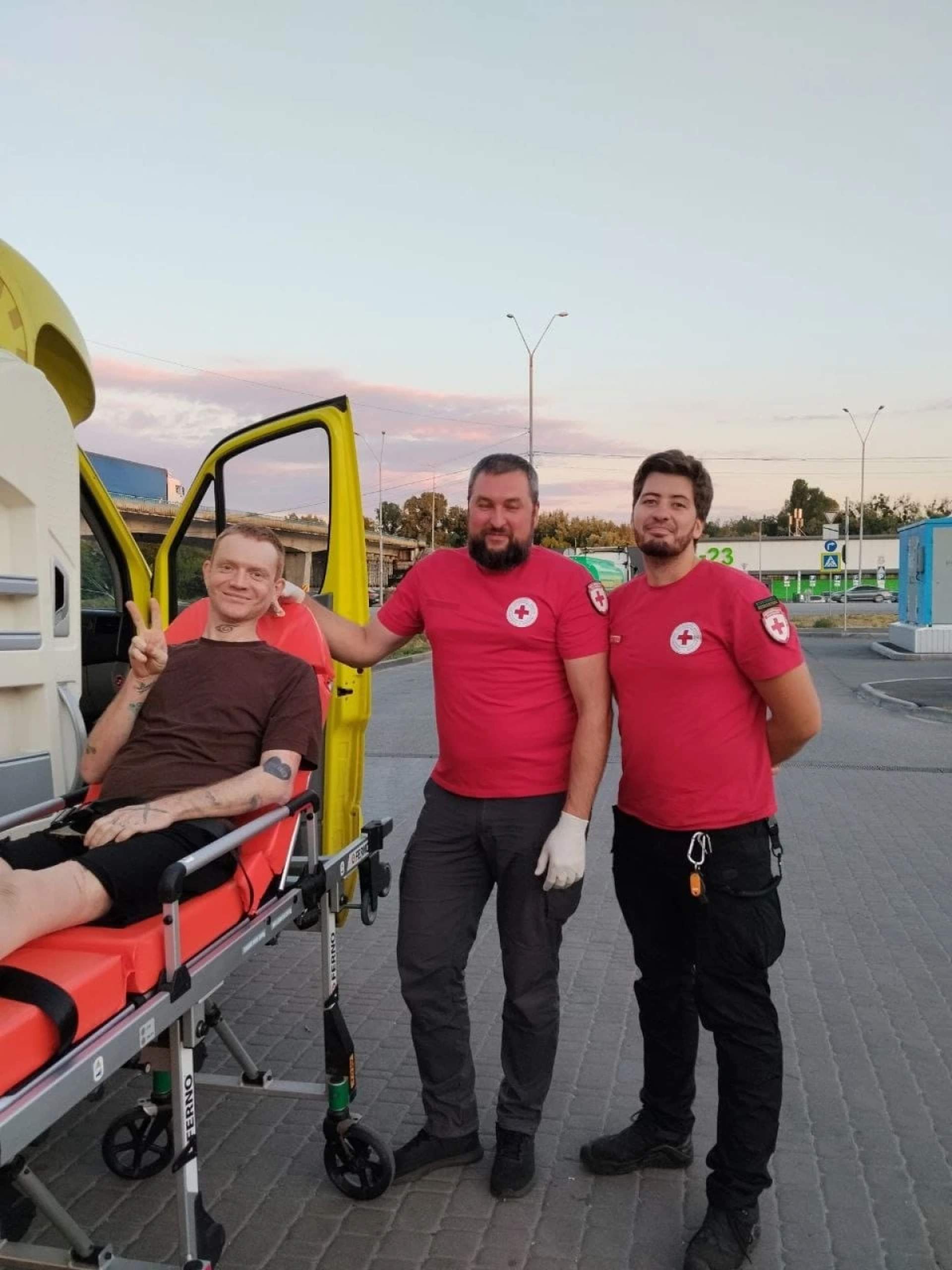 Евакуйовані з Херсона чотири години стояли в полі: Червоний Хрест показав фото