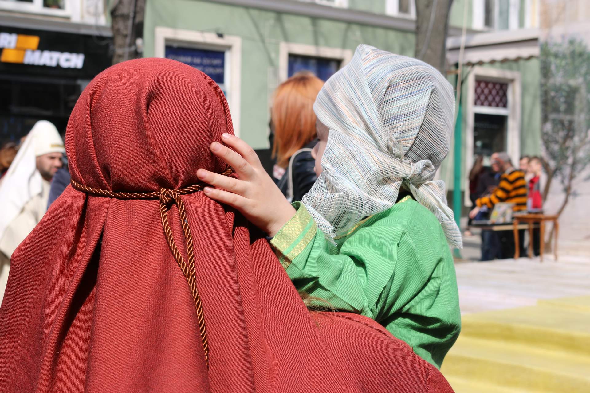 «Пасхальная реконструкция» в Одессе: плакальщицы, медвежьи шкуры и селфи с легионерами