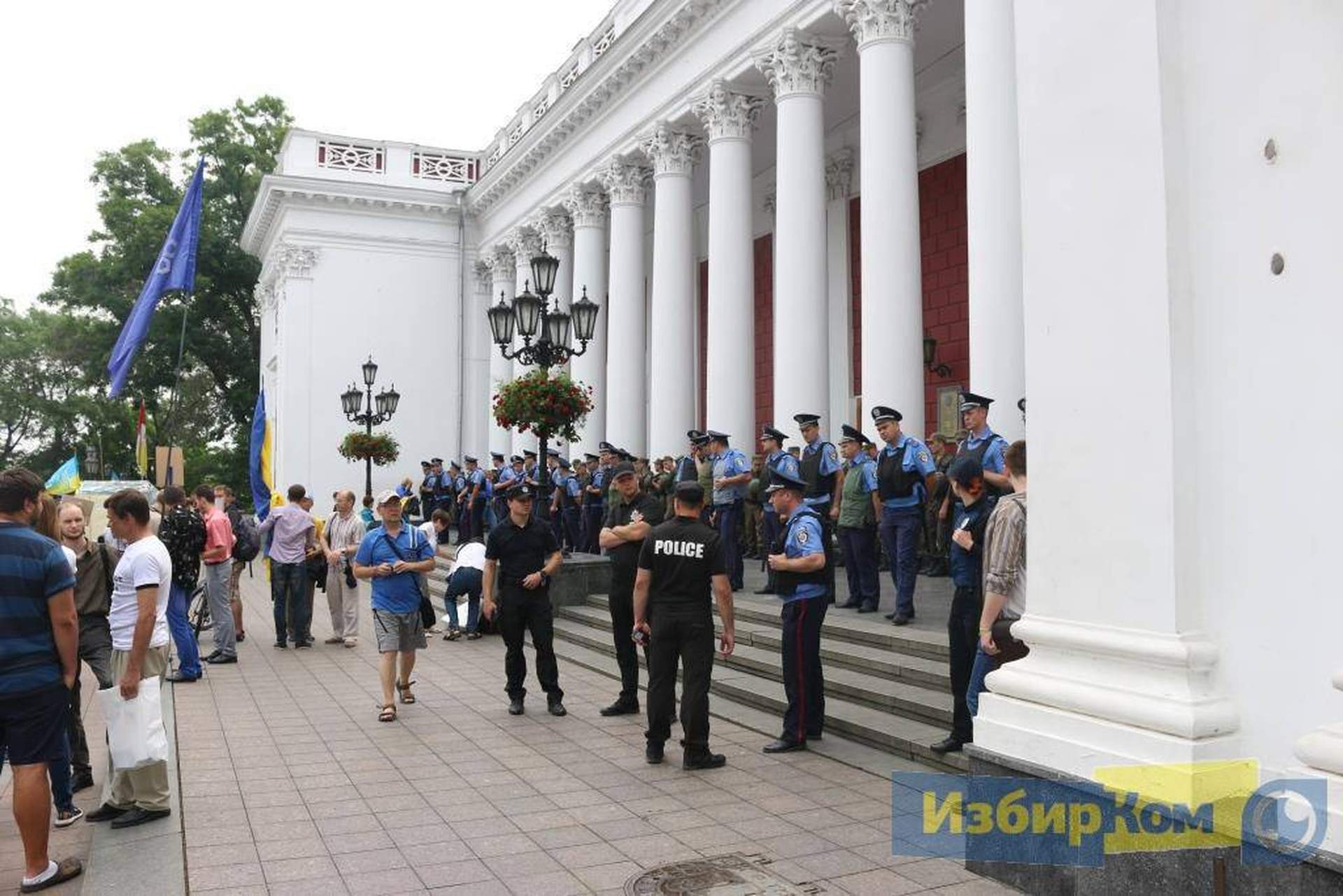 Неожиданная сессия Одесского горсовета: оцепление вокруг мэрии и сбор ради одного вопроса