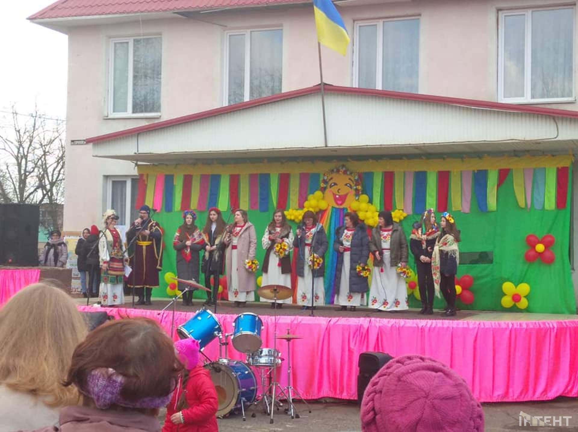 Роздільна зустріла весну ярмарком млинців, піснями та частуванням