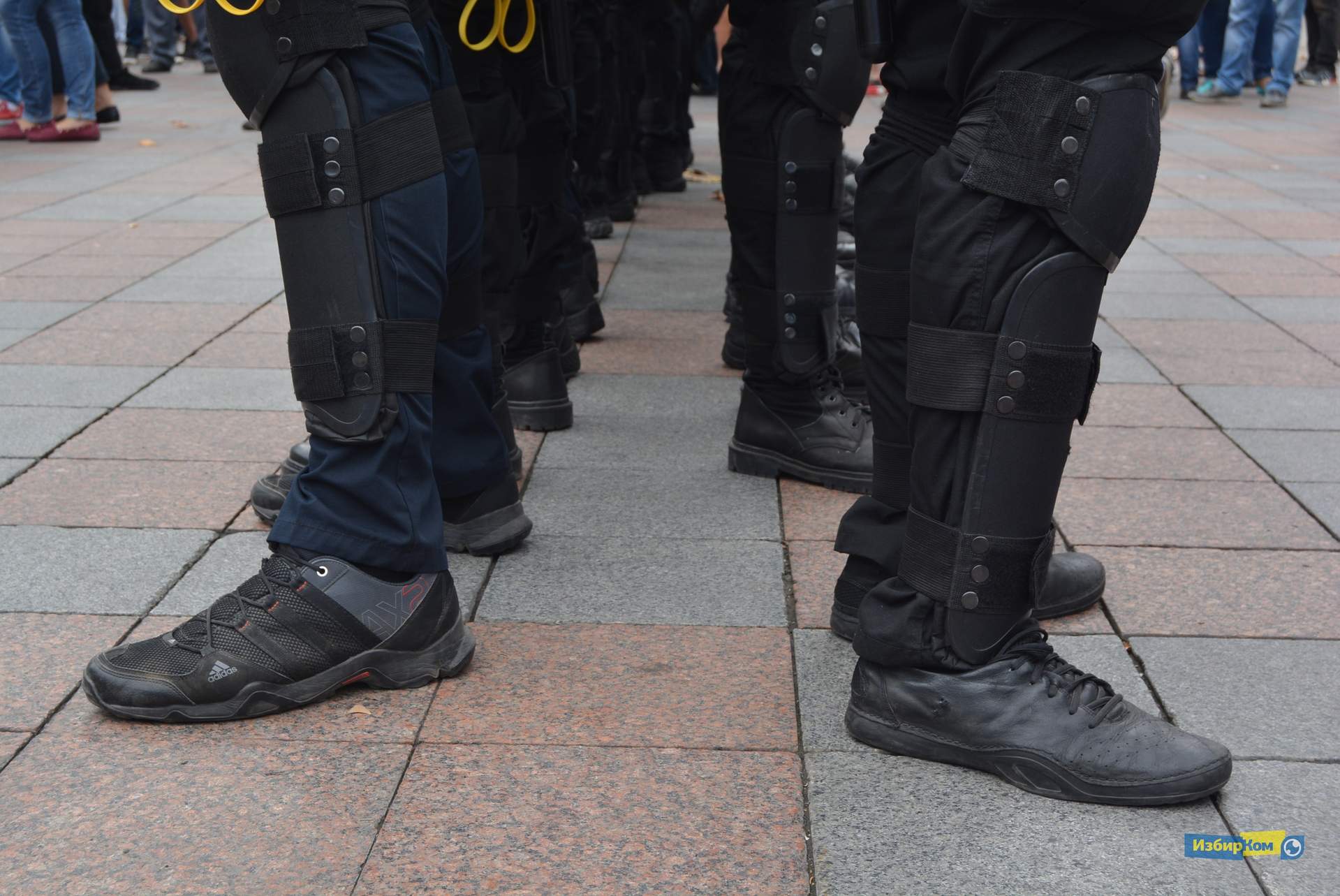 Сессия Одесского городского совета: потасовки с митингующими и попытки экс-нардепа попасть в здание мэрии