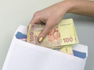 Бухгалтерка міської ради Первомайська нарахувала собі зарплатню на 8 мільйонів більше
